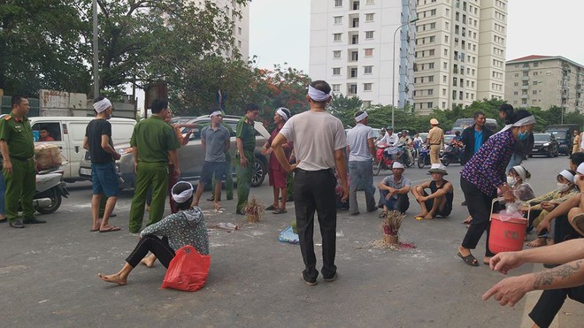 Hà Nội: Cả tuyến đường ùn tắc do gia đình nạn nhân kéo đến hiện trường vụ tai nạn 1 năm trước - Ảnh 2.