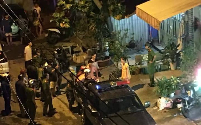 Hỗn chiến kinh hoàng lúc rạng sáng ở Sài Gòn, 1 người bị chém gần lìa tay, 4 người khác bị thương Hỗn chiến kinh hoàng lúc rạng sáng ở Sài Gòn, 1 người bị chém gần lìa tay, 4 người khác bị thương