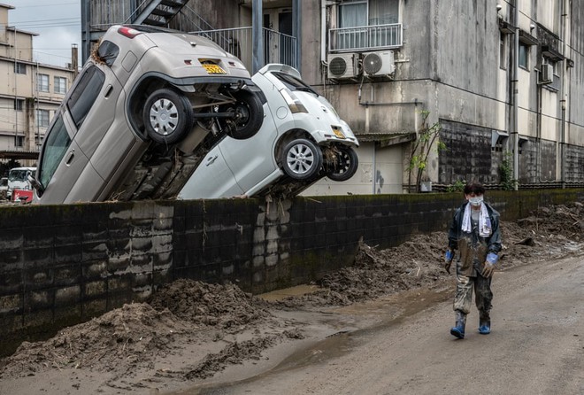 24h qua ảnh: Lũ lụt cuốn ô tô bay qua tường ở Nhật Bản - Ảnh 3.