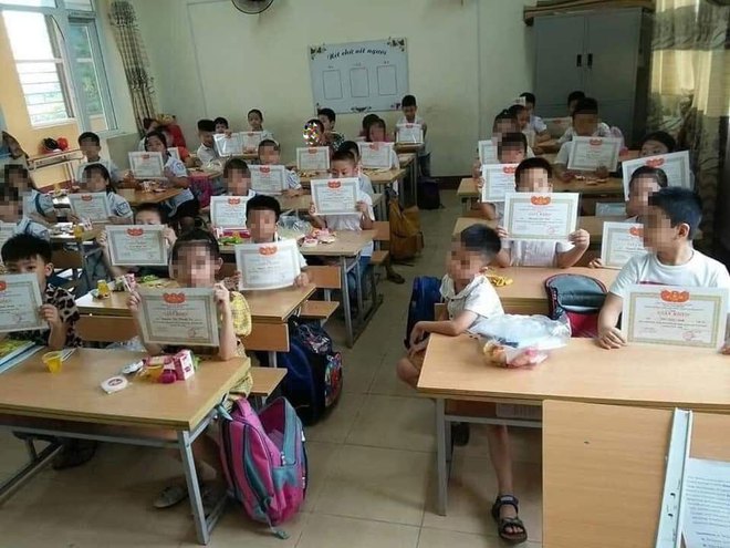 Hình ảnh gây tranh cãi nhất năm: Học sinh lạc lõng trong lớp vì không được giấy khen và tâm thư của một thầy giáo - Ảnh 1.