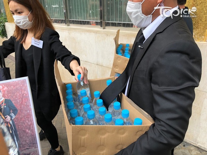 Tiết lộ túi quà mà gia tộc danh giá nhất Hồng Kông tự tay chuẩn bị cho các phóng viên ở tang lễ Vua sòng bài Macau - Ảnh 4.