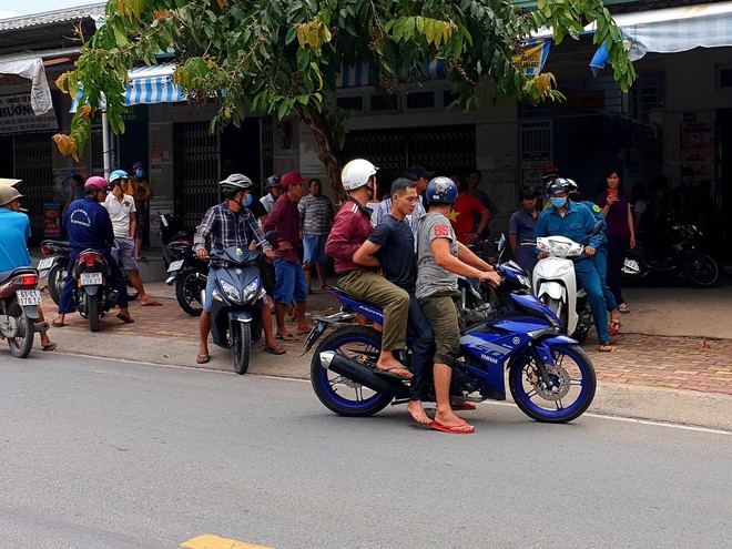 Nam thanh niên nghi ngáo đá bật bếp gas mini đốt giấy tờ, cả xóm trọ bỏ chạy tán loạn - Ảnh 1.