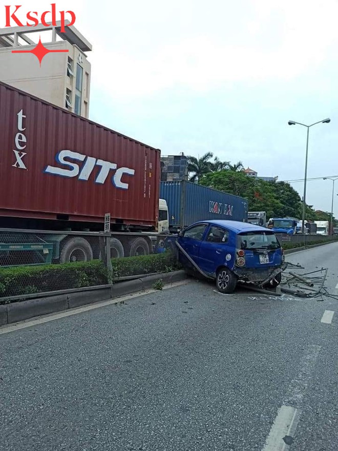 CLIP: Bon chen đi sát đầu xe container, nữ tài xế bất ngờ bị húc văng sang bên kia đường - Ảnh 2.