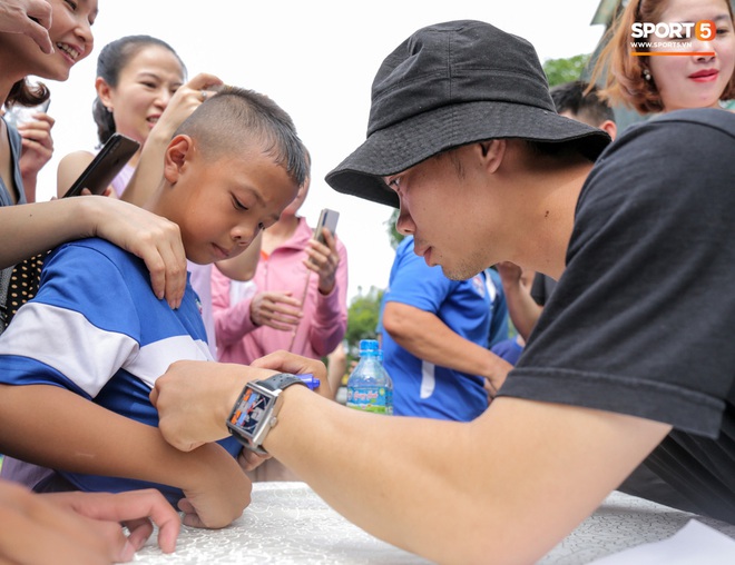 Công Phượng diện đồng hồ hàng hiệu giá trăm triệu, mướt mồ hôi ký tặng fan nhí - Ảnh 2.