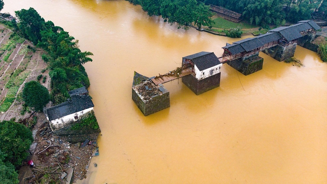  Trung Quốc: Vỡ 14 đê; lũ Trường Giang chảy ngược vào hồ nước ngọt lớn nhất - Đại hồng thủy xuất hiện! - Ảnh 2.