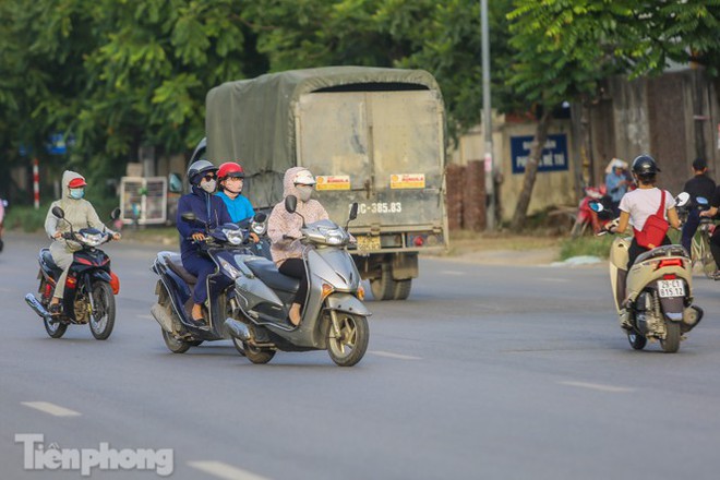 Xe máy nối đuôi nhau đi ngược chiều trên Đại lộ Thăng Long - Ảnh 11.