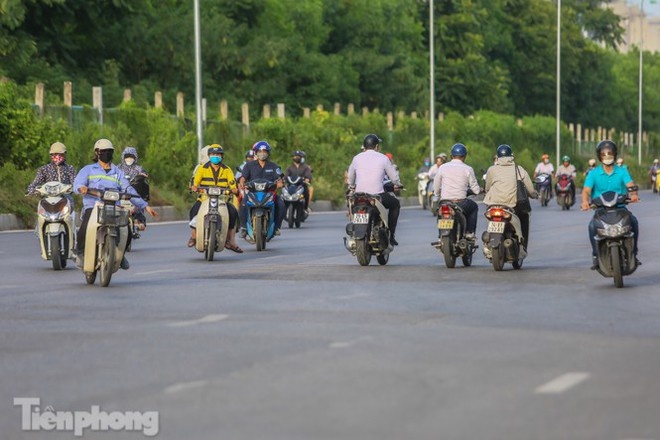 Xe máy nối đuôi nhau đi ngược chiều trên Đại lộ Thăng Long - Ảnh 13.