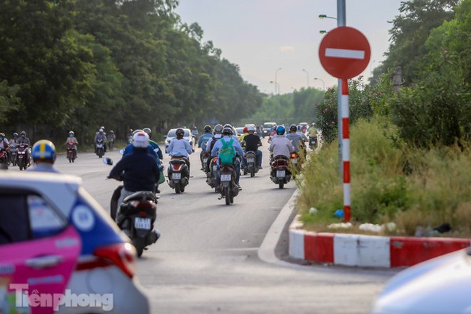 Xe máy nối đuôi nhau đi ngược chiều trên Đại lộ Thăng Long - Ảnh 4.