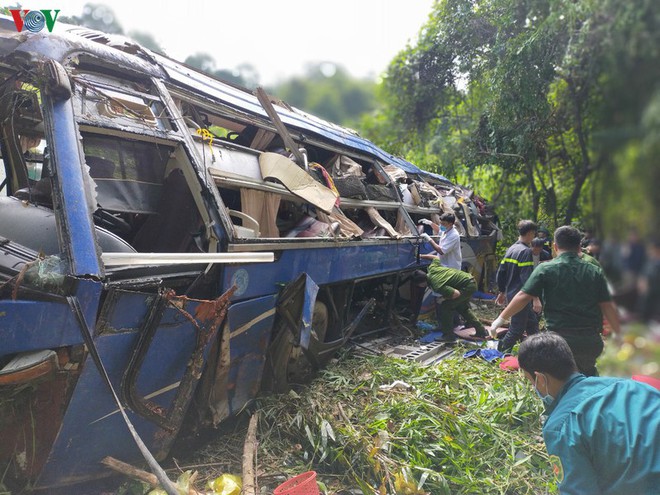 Hiện trường xe khách lao xuống vực làm ít nhất 5 người chết ở Kon Tum - Ảnh 5.