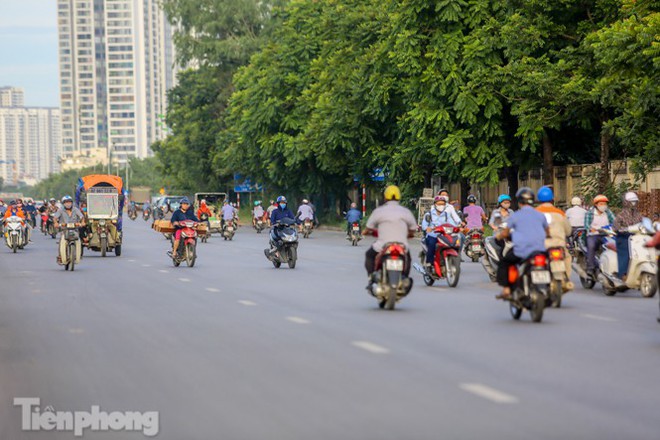 Xe máy nối đuôi nhau đi ngược chiều trên Đại lộ Thăng Long - Ảnh 8.