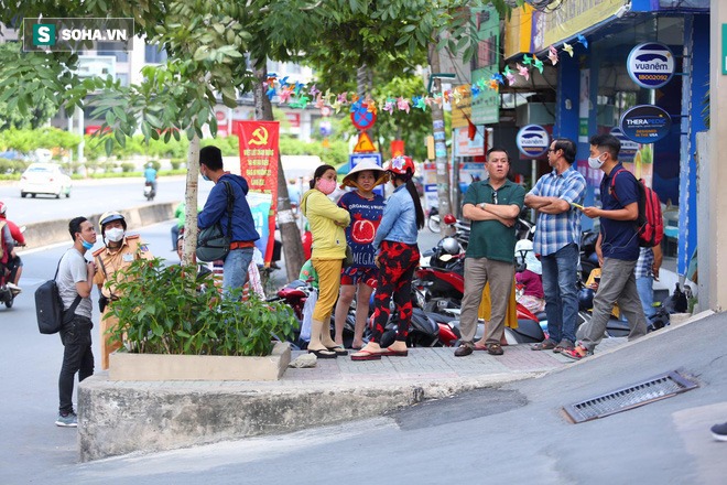 Công an khám xét nhà Phó chủ tịch TP.HCM Trần Vĩnh Tuyến - Ảnh 12.