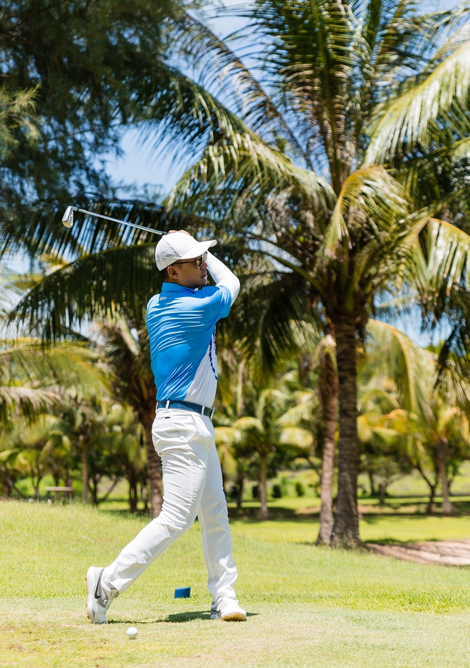 Hết tung hoành ngang dọc ở sân bóng đá, ca sỹ Tuấn Hưng lại nhảy sang vô địch giải... golf - Ảnh 2.