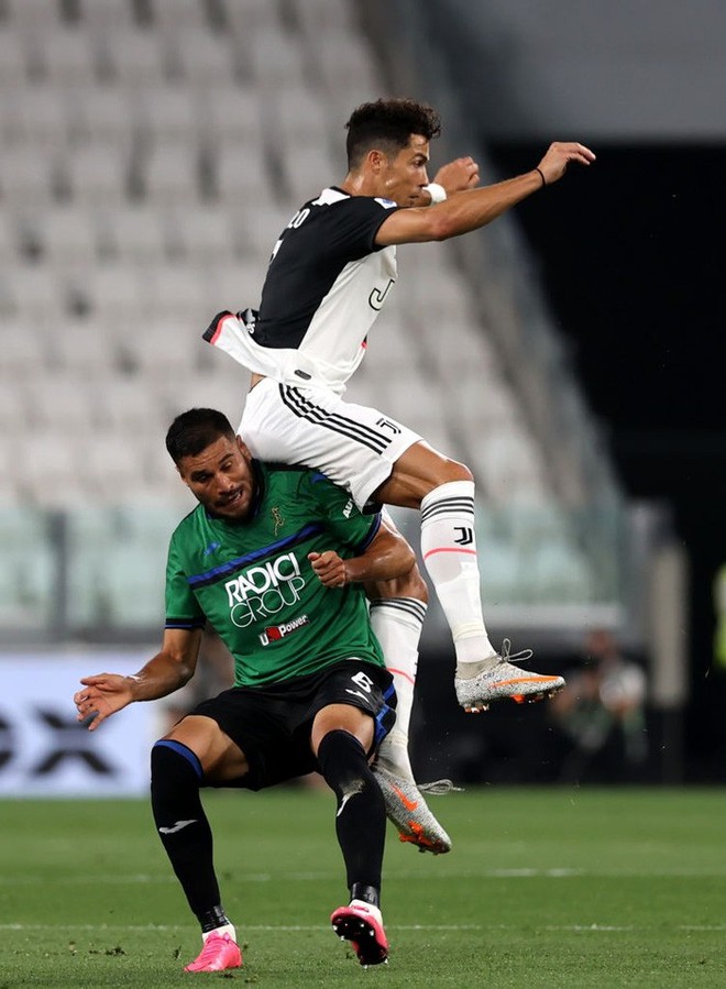 Ronaldo tỏa sáng với cú đúp bàn thắng, fan lại được dịp cà khịa: Thánh Penaldo hiển linh đây rồi! - Ảnh 2.