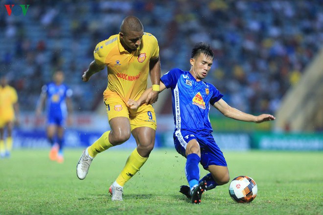 Thắng Quảng Nam ở trận chung kết ngược, Nam Định thoát khỏi đáy bảng - Ảnh 1.