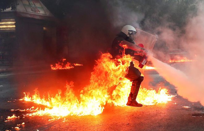 24h qua ảnh: Cảnh sát chống bạo động bốc cháy khi ngăn biểu tình ở Hi Lạp - Ảnh 5.