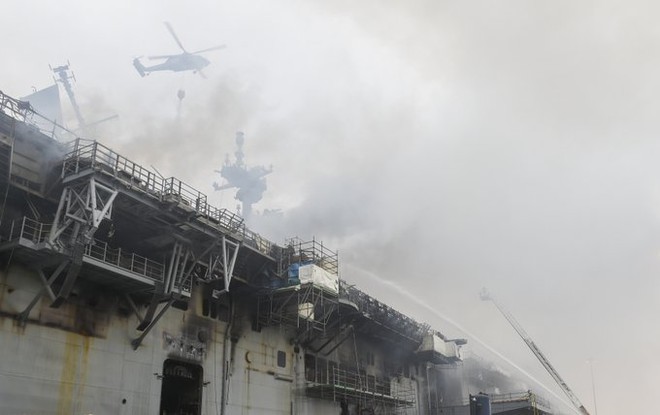 Hình ảnh đầu tiên, kinh hoàng nhất của tàu đổ bộ tấn công USS Bonhomme Richard sau vụ cháy - Ảnh 7.