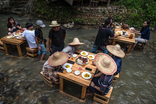 24h qua ảnh: Nữ quân nhân Pháp đeo khẩu trang trong lễ duyệt binh - Ảnh 7.