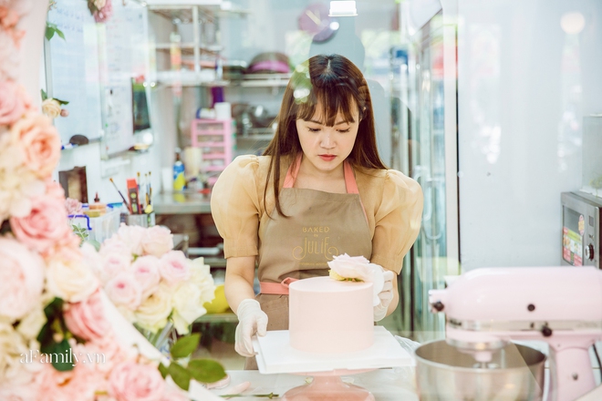 Julie Nguyễn - Cử nhân ở Anh với cú rẽ làm thợ bánh tại Hà Nội, 26 tuổi sở hữu tiệm bánh ngọt đình đám mà Ngọc Trinh tuyên bố có bay hơn 1.500km cũng phải ghé bằng được - Ảnh 3.