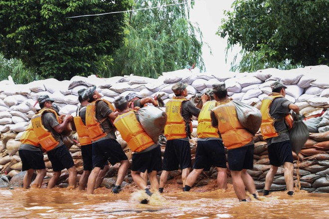 24h qua ảnh: Đập thủy điện ở Trung Quốc xả nước lũ đục ngầu - Ảnh 7.