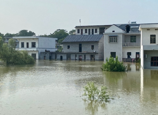 Nông dân TQ thẫn thờ giữa dòng nước lũ: Nhà cửa sẽ không bị sập chứ? Thật đáng sợ! - Ảnh 1.