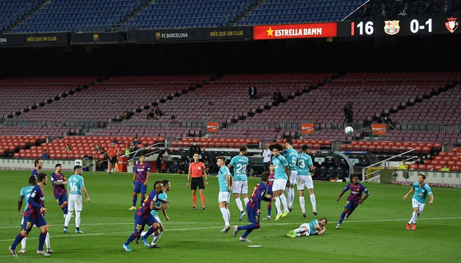 Không gánh nổi Barcelona rệu rã, Messi bất lực nhìn Real Madrid lên ngôi vương - Ảnh 1.