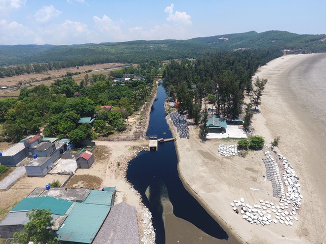 Toàn cảnh trang trại tôm xả dòng nước thải đen kịt, hôi thối ra biển ở Nghệ An - Ảnh 13.