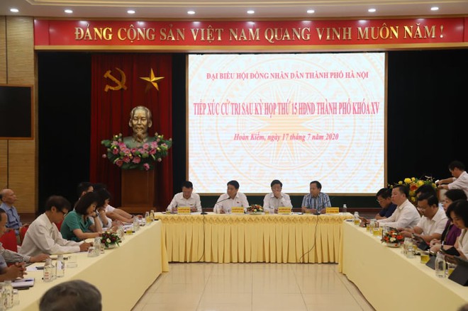 Chủ tịch Nguyễn Đức Chung nêu lý do căn cơ dẫn đến việc người dân liên tục chặn xe rác ở Hà Nội - Ảnh 1.