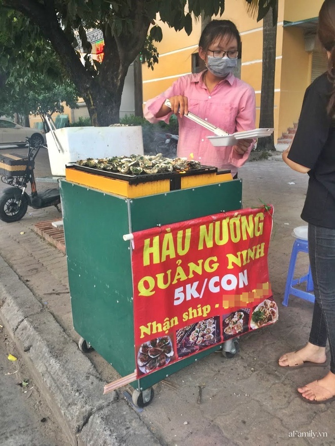 Hàu nướng vỉa hè giá 5K hút người mua, tiểu thương ngày bán cả nghìn con kiếm tiền triệu - Ảnh 1.