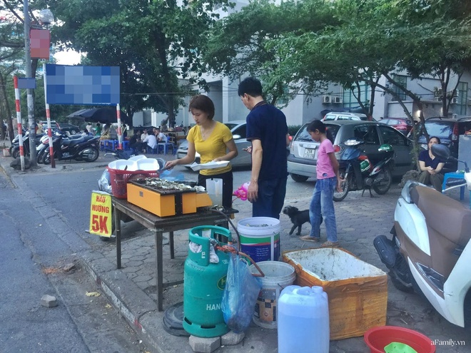 Hàu nướng vỉa hè giá 5K hút người mua, tiểu thương ngày bán cả nghìn con kiếm tiền triệu - Ảnh 4.