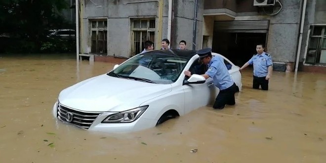 Lũ lụt ở TQ: Ô tô tự trôi, cảnh báo phòng không vang khắp trời, người dân lo lắng Chịu hết nổi rồi, thôi xong rồi - Ảnh 4.