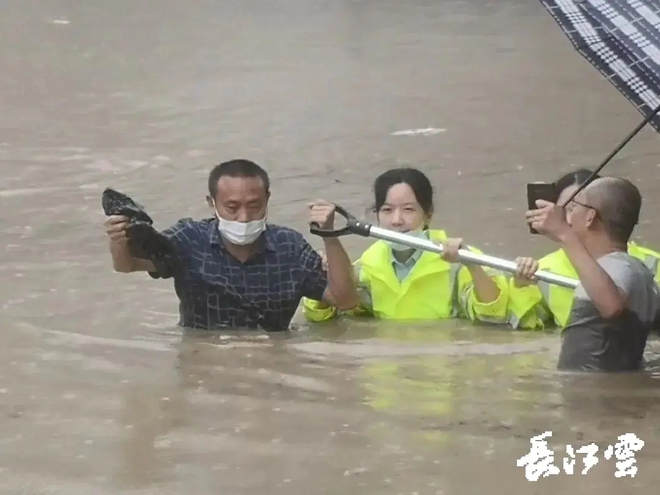 Lũ lụt ở TQ: Ô tô tự trôi, cảnh báo phòng không vang khắp trời, người dân lo lắng Chịu hết nổi rồi, thôi xong rồi - Ảnh 6.