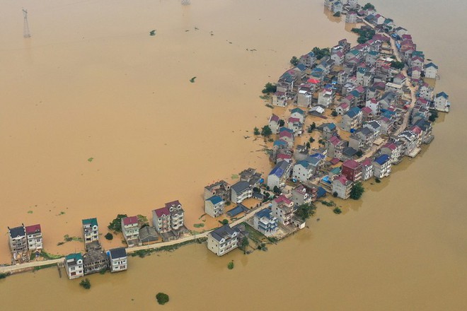 Ảnh: Lũ lụt nghiêm trọng nhất 3 thập kỷ tàn phá nhiều tỉnh thành ở Trung Quốc - Ảnh 1.