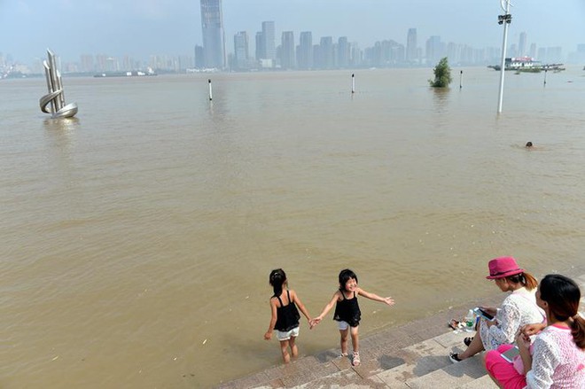Lũ Trung Quốc: Mực nước 33 con sông chạm mốc kỉ lục, 141 người chết và mất tích - Ảnh 14.