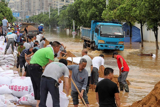 Ảnh: Lũ lụt nghiêm trọng nhất 3 thập kỷ tàn phá nhiều tỉnh thành ở Trung Quốc - Ảnh 4.