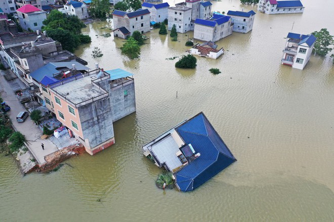 Ảnh: Lũ lụt nghiêm trọng nhất 3 thập kỷ tàn phá nhiều tỉnh thành ở Trung Quốc - Ảnh 7.