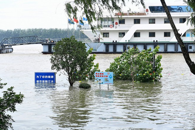 Ảnh: Lũ lụt nghiêm trọng nhất 3 thập kỷ tàn phá nhiều tỉnh thành ở Trung Quốc - Ảnh 8.