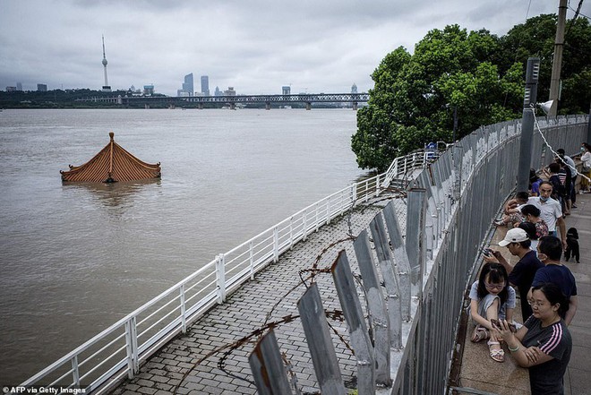 Ảnh: Lũ lụt nghiêm trọng nhất 3 thập kỷ tàn phá nhiều tỉnh thành ở Trung Quốc - Ảnh 9.