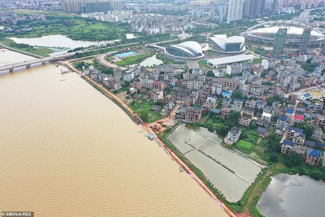 Ảnh: Lũ lụt nghiêm trọng nhất 3 thập kỷ tàn phá nhiều tỉnh thành ở Trung Quốc - Ảnh 10.