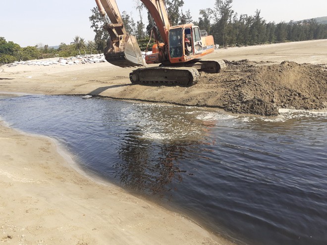 Vụ trang trại tôm xả thải ô nhiễm: Dân mang cả chai nước thải lên cho Phó Chủ tịch thị xã ngửi - Ảnh 6.