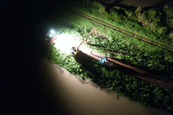 Trung Quốc cho nổ tung 2 đoạn đê ngay giữa đêm, giải phóng áp lực nước, phá thế nguy hiểm - Ảnh 3.