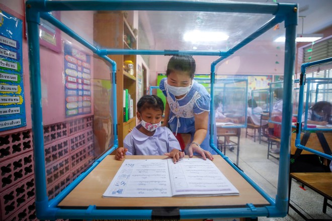 24h qua ảnh: Cậu bé đeo khẩu trang bơi trong công viên ngập lụt do nước sông dâng cao ở TQ - Ảnh 3.