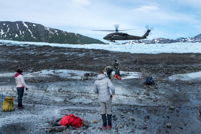 Sông băng Alaska tan hé lộ bí ẩn tai nạn máy bay thảm khốc gần 70 năm trước - Ảnh 1.