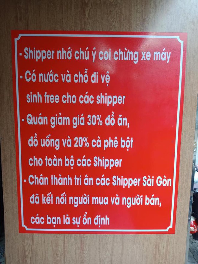 Quán ăn dán tờ giấy đặc biệt khiến tất cả trầm trồ, cánh shipper là mừng nhất - Ảnh 1.