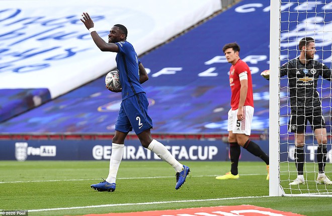 Thua tan nát trước Chelsea, Man United vẫn có niềm vui nhờ món quà quý hơn vàng của Mourinho - Ảnh 5.