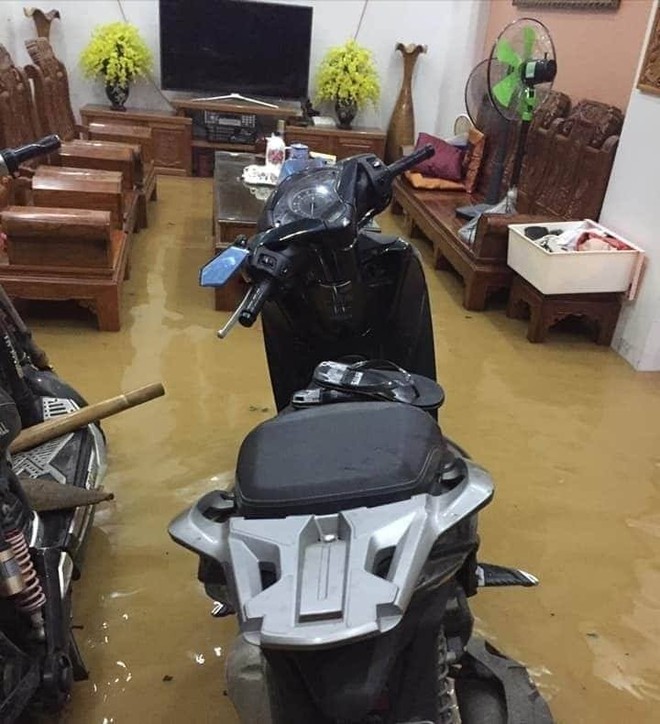 Mưa lớn trong đêm khiến hàng loạt ô tô đỗ ngoài đường bị nước ngập tới nóc ở Hà Giang - Ảnh 7.