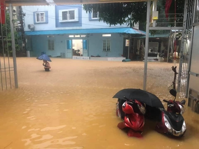 Mưa lớn trong đêm khiến hàng loạt ô tô đỗ ngoài đường bị nước ngập tới nóc ở Hà Giang - Ảnh 2.