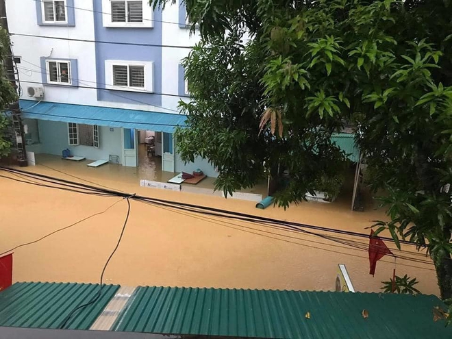 Mưa lớn trong đêm khiến hàng loạt ô tô đỗ ngoài đường bị nước ngập tới nóc ở Hà Giang - Ảnh 3.