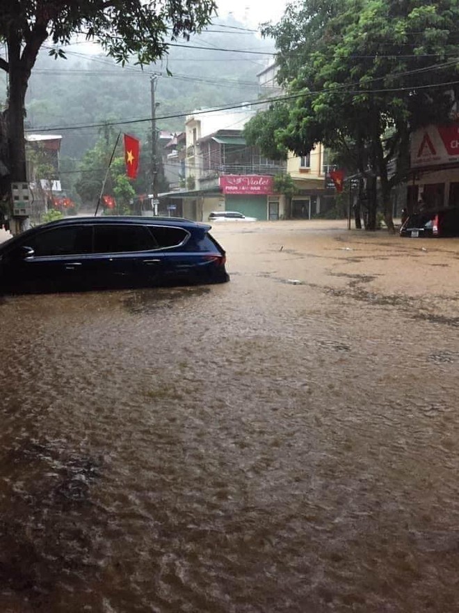 Mưa lớn trong đêm khiến hàng loạt ô tô đỗ ngoài đường bị nước ngập tới nóc ở Hà Giang - Ảnh 6.