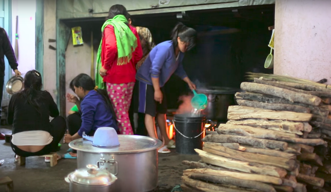 Cuộc sống bên trong căn nhà 100 phòng của cụ ông lấy 39 vợ: Đại gia đình ăn 30 con gà, 60kg khoai tây và 1 tạ gạo một buổi tối - Ảnh 14.