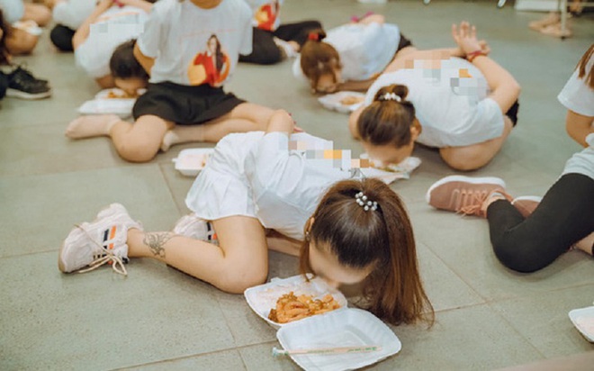 Hết nói chuyện với gốc cây, lò đào tạo doanh nhân, thủ lĩnh làm giàu cấp tốc lại lên đồng với chiêu lạ - Ảnh 2.